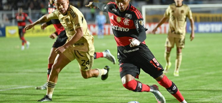 Gonzalo Plata (d), de Flamengo, supera la marca de doas rivales del Cusco este miércoles en un partido de la Copa Libertadores en el estadio Inca Garcilaso de la Vega. EFE/ Paloma Del Solar