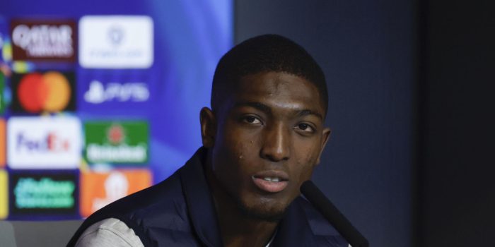 El defensa ecuatoriano del Brujas, Joel Ordóñez, durante la rueda de prensa en la víspera del partido de vuelta de la eliminatoria de acceso a octavos de final de la Liga de Campeones ante el Atlético de Madrid, este lunes en el Estadio Metropolitano. EFE/ Juanjo Martín