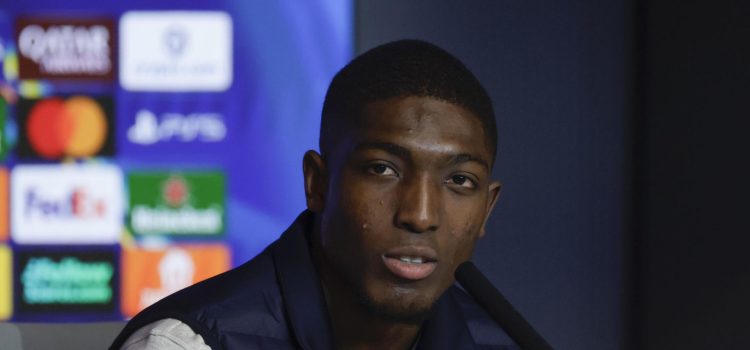El defensa ecuatoriano del Brujas, Joel Ordóñez, durante la rueda de prensa en la víspera del partido de vuelta de la eliminatoria de acceso a octavos de final de la Liga de Campeones ante el Atlético de Madrid, este lunes en el Estadio Metropolitano. EFE/ Juanjo Martín