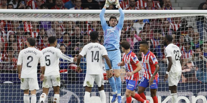 El guardameta belga del Real Madrid Thibaut Courtois (c) atrapa un balón durante el encuentro correspondiente a la jornada 8 de LaLiga EA Sports disputado entre el Atlético de Madrid y el Real Madrid en el estadio Civitas Metropolitano de Madrid. EFE/ Ballesteros