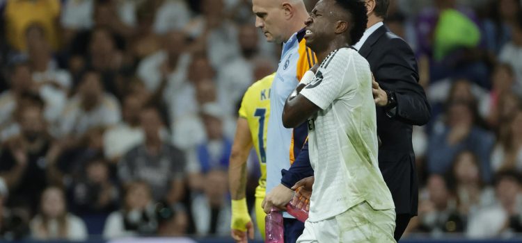 El delantero brasileño del Real Madrid Vinicius Jr. se duele de un hombro durante el partido de la jornada 9 de Liga que disputaron Real Madrid y Villarreal CF en el estadio Santiago Bernabéu. EFE/ZIPI ARAGÓN