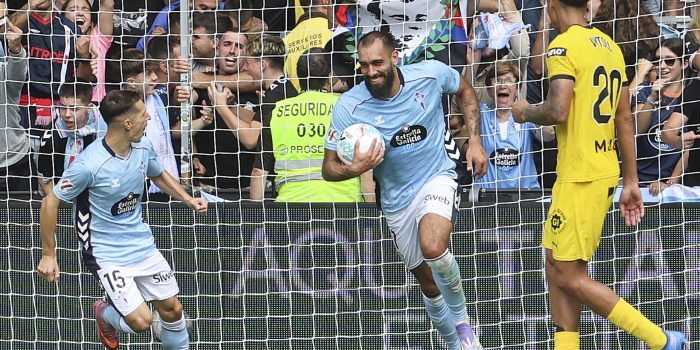 Borja Iglesias, del Celta de Vigo, celebra marcar de penalti contra el Girona, durante el partido de la cuarta jornada de LaLiga disputado este domingo en el estadio de Balaidos de Vigo. EFE/Salvador Sas