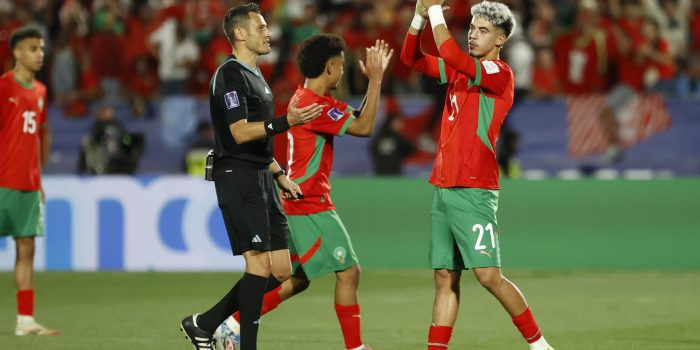 Yassir Zabiri (der.), de Marruecos, aplaude antes de ser sustituido este domingo en la final de la Copa del Mundo Sub-20 ante Argentina en el estadio Nacional (Chile), en la que marcó los dos goles del triunfo. EFE/ Elvis González