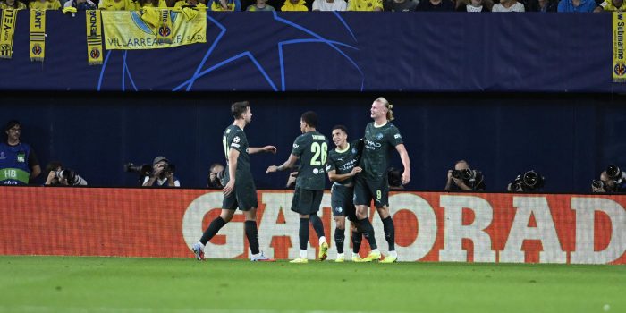 Los jugadores del Manchester City celebran el primer gol del equipo inglés durante el encuentro correspondiente a la fase regular de la Liga de Campeones que disputan Villarreal y Manchester City en el estadio La Cerámica, en Villarreal. EFE / Andreu Esteban.