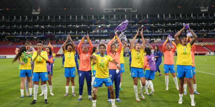 Jugadoras de Brasil celebran este martes el paso a la final de la Copa América Femenina tras golear a Uruguay en Quito (Ecuador). EFE/Vicente Costales