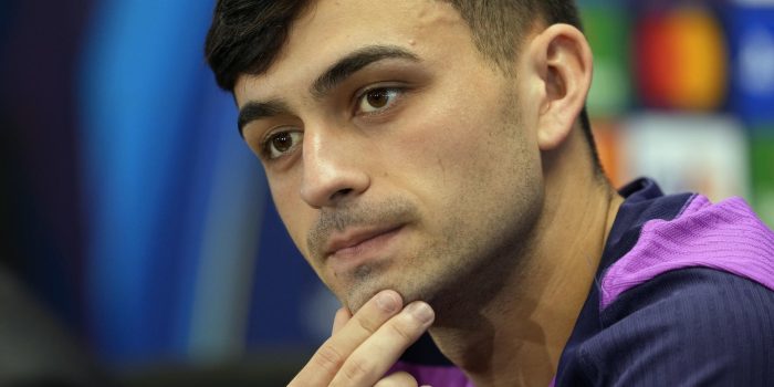 El jugador del FC Barcelona Pedri González durante la rueda de prensa posterior al entrenamiento que el equipo azulgrana ha realizado en la ciudad deportiva Joan Gamper para preparar el partido de Liga de Campeones que disputarán ante el PSG en el Estadi Olímpic Lluis Companys. EFE/Alejandro García