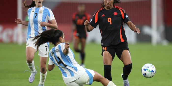 Catalina Sarmiento (i), de Argentina, disputa el balón con Mayra Ramírez, de Colombia, en un partido de las semifinales de la Copa América Femenina entre Argentina y Colombia en el estadio Rodrigo Paz Delgado en Quito (Ecuador). EFE/Jóse Jácome