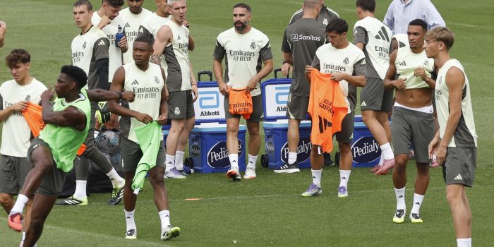 Los jugadores del Real Madrid, durante el entrenamiento del equipo este lunes en Valdebebas para preparar el estreno liguero del equipo blanco ante Osasuna, el martes. EFE/Chema Moya