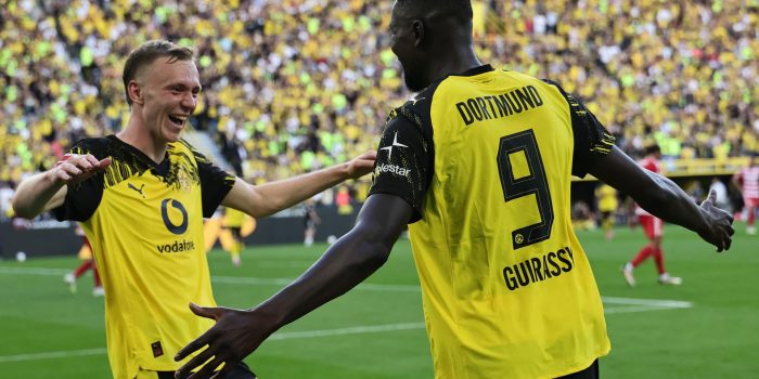 El jugador del Dortmund Serhou Guirassy (d) celebra el 2-0 durante el partido de la Bundesliga que han jugado Borussia Dortmund y 1. FC Union Berlin en Dortmund, Alemania. EFE/EPA/RONALD WITTEK