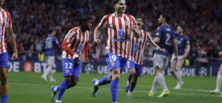 Fotografía de Juanjo Martín, en la que puede verse en una imagen de archivo del pasado 29 de abril al delantero del Atlético de Madrid Julián Alvarez. EFE