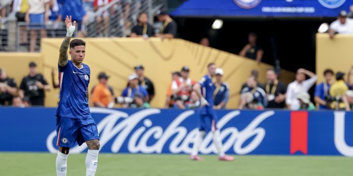 Enzo Fernandez del Chelsea saluda al salir del campo reemplazado en la final del Mundial de Clubes ante PSG. EFE/JUSTIN LANE
