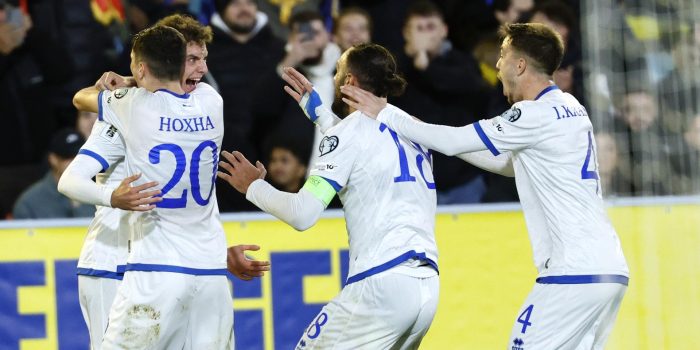 Fisnik Asllani celebra son sus compañeros el gol de la victoria de Kosovo en Suecia en la fase de clasificación para el Mundial. EFE/EPA/Adam Ihse