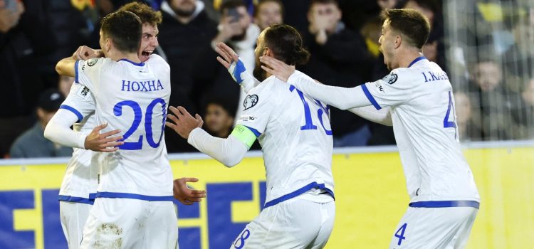Fisnik Asllani celebra son sus compañeros el gol de la victoria de Kosovo en Suecia en la fase de clasificación para el Mundial. EFE/EPA/Adam Ihse