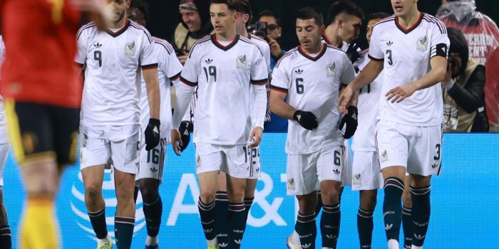 Jugadores de México celebran un gol este martes, durante un partido amistoso entre México y Bélgica en el estadio Soldier Field, en Chicago (Estados Unidos). EFE/ Carlos Ramírez