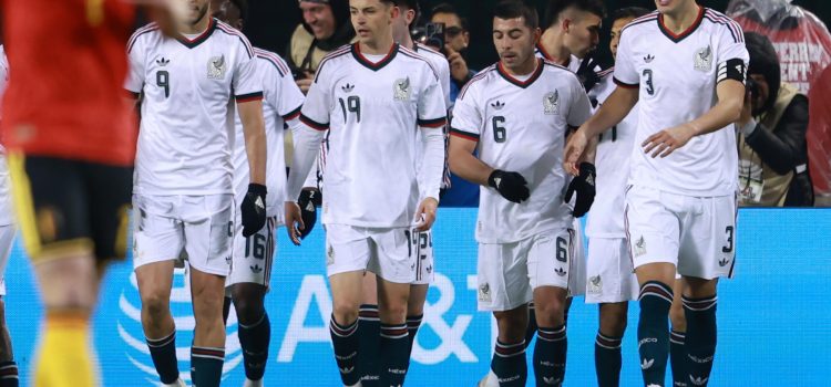 Jugadores de México celebran un gol este martes, durante un partido amistoso entre México y Bélgica en el estadio Soldier Field, en Chicago (Estados Unidos). EFE/ Carlos Ramírez