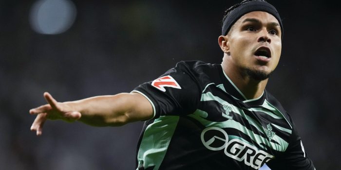 El jugador del Betis Cucho Fernández (i) celebra después de anotar contra el Espanyol durante un partido de LaLiga EA Sports de fútbol entre el conjunto catalán y el Betis en el RCDE Stadium en Barcelona. EFE/ Enric Fontcuberta