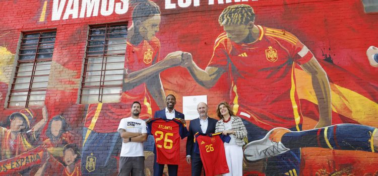 El alcalde de Atlanta, Andre Dickens (2i), el presidente de la Federación Española, Rafael Louzán (2d), la embajadora de España en Estados Unidos, Ángela Moreno (d), y el autor del mural Fabián Bravo Guerrero 'Kato' posan este domingo con el mural conmemorativo en la Casa de España, en Atlanta (Estados Unidos). EFE/ Lavandeira Jr