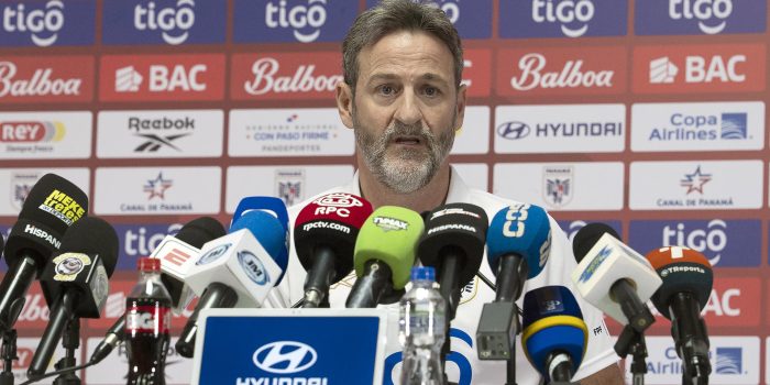 Fotografía cedida por la Federación Panameña de Fútbol (FPF) que muestra al entrenador de la selección de fútbol de Panamá, el hispano-danés Thomas Christiansen, durante una rueda de prensa en Ciudad de Panamá (Panamá). EFE/ Federación Panameña De Fútbol (FPF) /SOLO USO EDITORIAL/ NO VENTAS/ SOLO DISPONIBLE PARA ILUSTRAR LA NOTICIA QUE ACOMPAÑA (CRÉDITO OBLIGATORIO)