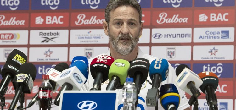 Fotografía cedida por la Federación Panameña de Fútbol (FPF) que muestra al entrenador de la selección de fútbol de Panamá, el hispano-danés Thomas Christiansen, durante una rueda de prensa en Ciudad de Panamá (Panamá). EFE/ Federación Panameña De Fútbol (FPF) /SOLO USO EDITORIAL/ NO VENTAS/ SOLO DISPONIBLE PARA ILUSTRAR LA NOTICIA QUE ACOMPAÑA (CRÉDITO OBLIGATORIO)
