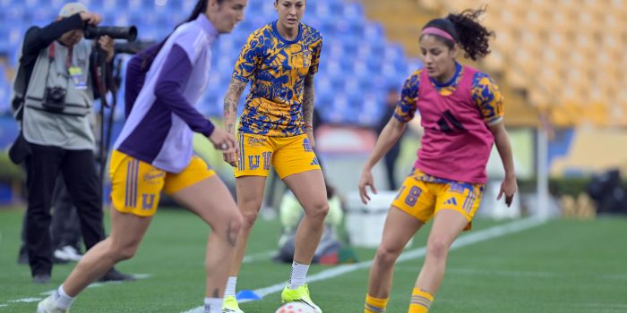 Jennifer Hermoso (c) de Tigres participa en un calentamiento en el Estadio Universitario de San Nicolás de los Garza. (México). Imagen de archivo. EFE/ Miguel Sierra