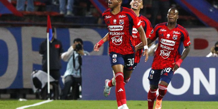 Hayen Palacios (i), del Medellín, celebra un gol con sus compañeros este jueves durante un partido de la fase 3 de la Copa Libertadores ante el uruguayo Juventud en el estadio Atanasio Girardot. EFE/STR