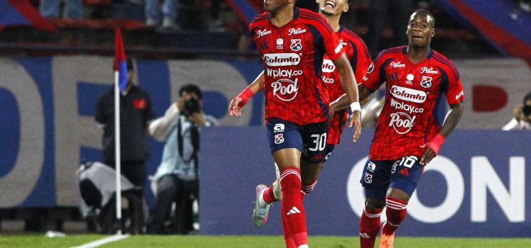 Hayen Palacios (i), del Medellín, celebra un gol con sus compañeros este jueves durante un partido de la fase 3 de la Copa Libertadores ante el uruguayo Juventud en el estadio Atanasio Girardot. EFE/STR