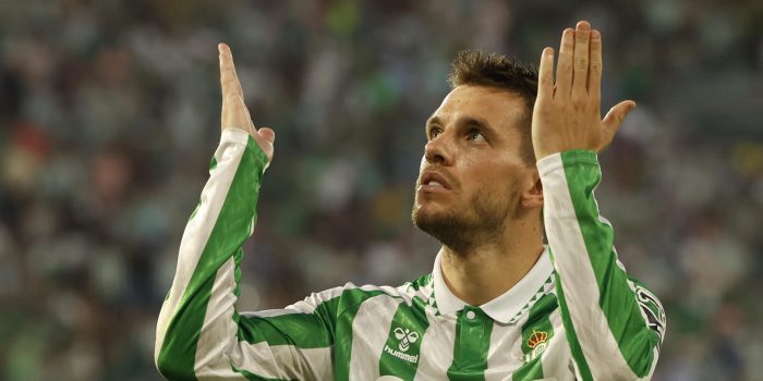 El centrocampista del Betis Giovani Lo Celso celebra tras marcar ante el Espanyol, durante el partido de LaLiga en Primera División que Real Betis y RCD Espanyol disputaron en el estadio Benito Villamarín, en Sevilla. EFE/Julio Muñoz