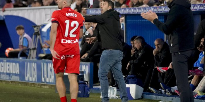 El entrenador del Alavés, Eduardo Coudet (C), durante el partido de la última jornada de LaLiga contra Osasuna, en el estadio de Mendizorroza. EFE/ L. Rico