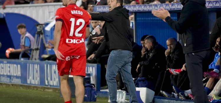 El entrenador del Alavés, Eduardo Coudet (C), durante el partido de la última jornada de LaLiga contra Osasuna, en el estadio de Mendizorroza. EFE/ L. Rico