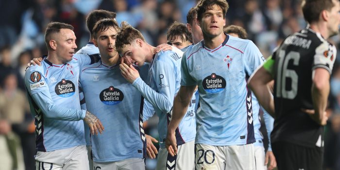 Los jugadores del Celta tras conseguir el 1-0 gol del equipo vigués durante el encuentro de vuelta de los playoff de la Liga Europa que Celta de Vigo y Paok FC han disputado este jueves en el estadio de Balaídos, en Vigo. EFE / Salvador Sas.