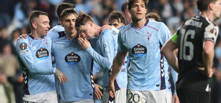 Los jugadores del Celta tras conseguir el 1-0 gol del equipo vigués durante el encuentro de vuelta de los playoff de la Liga Europa que Celta de Vigo y Paok FC han disputado este jueves en el estadio de Balaídos, en Vigo. EFE / Salvador Sas.