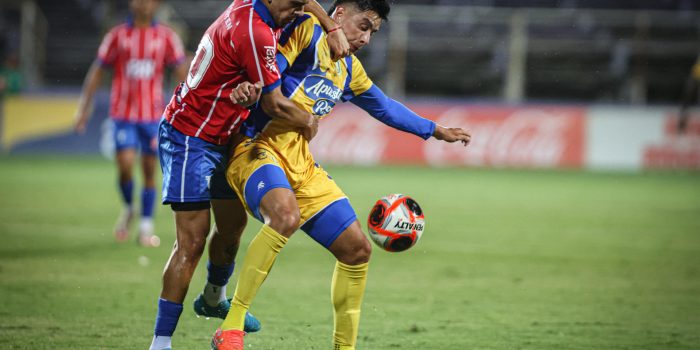 Rodrigo Muniz (i), del Central Español uruguayo, disputa el balón con Leonel González, de club chileno Universidad de Concepción, durante el partido de pretemporada jugado este lunes, en el estadio Luis Franzini de Montevideo. EFE/ Gastón Britos