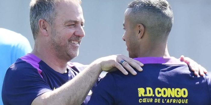 El técnico alemán del FC Barcelona, Hansi Flick (i) saluda a su asistente Thiago Alcantara (d), durante el entrenamiento del primer equipo del FC Barcelona en las instalaciones de la Ciudad Deportiva Joan Gamper. EFE/ Enric Fontcuberta.