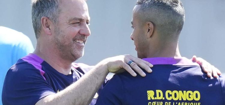 El técnico alemán del FC Barcelona, Hansi Flick (i) saluda a su asistente Thiago Alcantara (d), durante el entrenamiento del primer equipo del FC Barcelona en las instalaciones de la Ciudad Deportiva Joan Gamper. EFE/ Enric Fontcuberta.