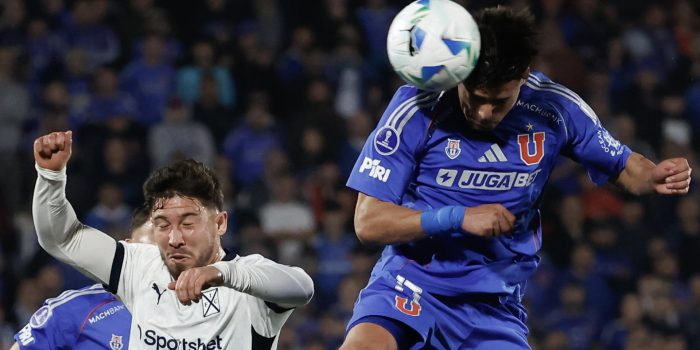 Nicolás Ramírez (i) de U de Chile disputa el balón con Walter Mazzanti de Independiente edurante un partido de octavos de final de la Copa Sudamericana. EFE/ Elvis González