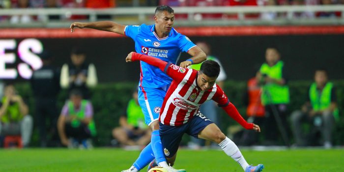 Fernando Beltrán (d) del Guadalajara disputa el balón con Julio Domínguez (i) de Cruz Azul este 22 de abril de 2023, durante un partido entre Guadalajara y Cruz Azul. EFE/ Francisco Guasco