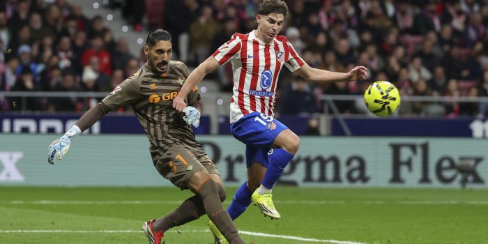 El delantero del Atlético Julián Álvarez (d) pelea un balón con el portero Álvaro Vallés, del Betis, durante el partido de LaLiga de fútbol que Atlético de Madrid y Real Betis disputaron en el Metropolitano. EFE/Kiko Huesca