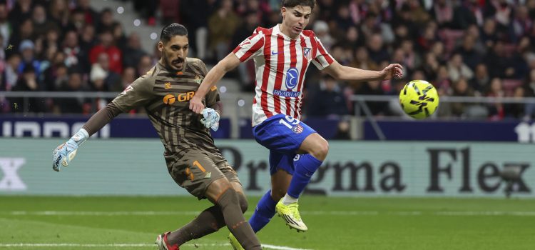 El delantero del Atlético Julián Álvarez (d) pelea un balón con el portero Álvaro Vallés, del Betis, durante el partido de LaLiga de fútbol que Atlético de Madrid y Real Betis disputaron en el Metropolitano. EFE/Kiko Huesca