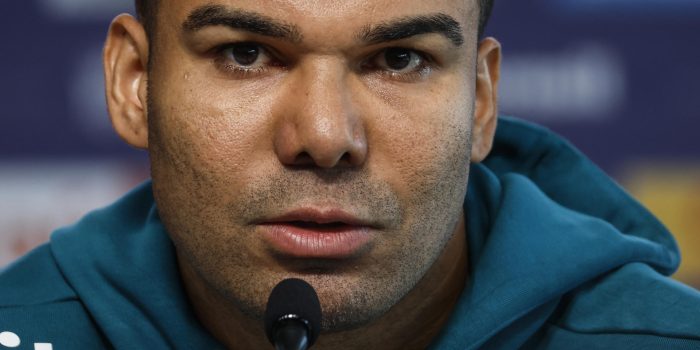 El jugador de la selección de Brasil Casemiro habla en una rueda de prensa este jueves, en el centro de entrenamiento de Granja Comar, en Teresópolis (Brasil). EFE/ Antonio Lacerda