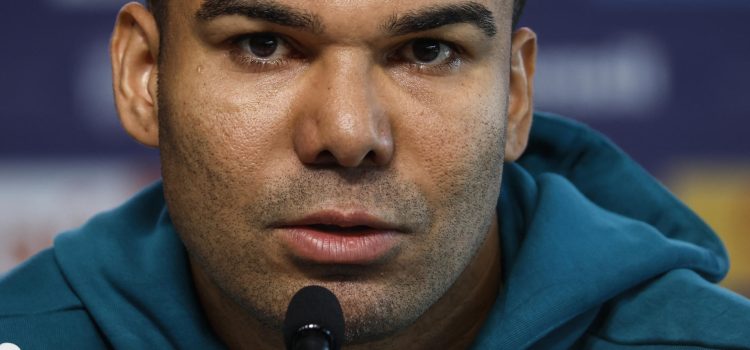 El jugador de la selección de Brasil Casemiro habla en una rueda de prensa este jueves, en el centro de entrenamiento de Granja Comar, en Teresópolis (Brasil). EFE/ Antonio Lacerda