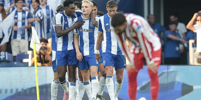 Los jugadores del Oporto celebran el gol de iVictor Froholdt contra el Atlético de Madrid. EFE/EPA/MANUEL FERNANDO ARAUJO