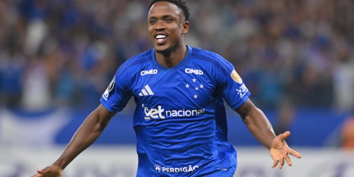 Luis Sinisterra, de Cruzeiro, celebra un gol en la Copa Libertadores ante Barcelona en el estadio Mineirao de Belo Horizonte. EFE/João Guilherme