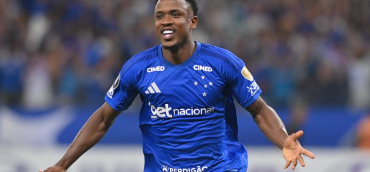 Luis Sinisterra, de Cruzeiro, celebra un gol en la Copa Libertadores ante Barcelona en el estadio Mineirao de Belo Horizonte. EFE/João Guilherme