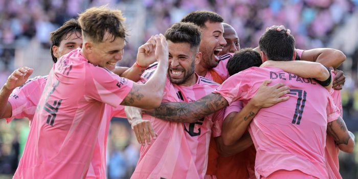 El español Jordi Alba (c) celebra con sus compañeros del Inter Miami el título de la MLS. EFE/EPA/CRISTOBAL HERRERA-ULASHKEVICH