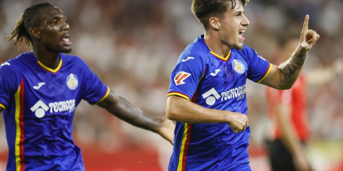 El delantero del Getafe Adrián Liso celebra tras marcar el 0-1 durante el partido correspondiente a la segunda jornada de LaLiga EA Sports entre Sevilla y Getafe disputado este lunes en el estadio Sánchez Pizjuán de Sevilla. EFE/José Manuel Vidal