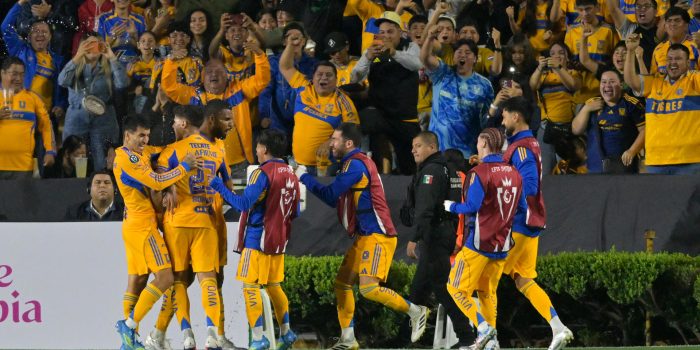 Jugadores de Tigres celebran un gol este miércoles, durante un partido de cuartos de final de la Copa de Campeones de la Concacaf entre Tigres y Seattle Sounders en el estadio Universitario en San Nicolás de Los Garza (México). EFE/Miguel Sierra