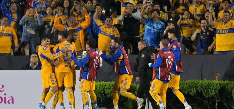 Jugadores de Tigres celebran un gol este miércoles, durante un partido de cuartos de final de la Copa de Campeones de la Concacaf entre Tigres y Seattle Sounders en el estadio Universitario en San Nicolás de Los Garza (México). EFE/Miguel Sierra