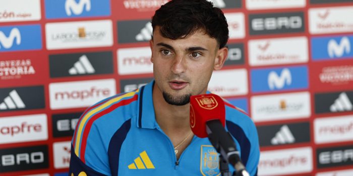 El defensa de la selección española Marc Pubill atiende a los medios durante el día abierto a los medios en la concentración de la selección con motivo de su partipación en el Mundial este lunes en la Ciudad del Fútbol de Las Rozas, Madrid. EFE/ Rodrigo Jimenez