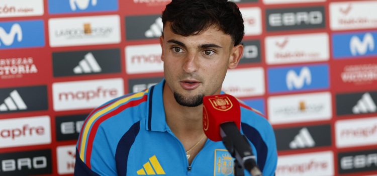 El defensa de la selección española Marc Pubill atiende a los medios durante el día abierto a los medios en la concentración de la selección con motivo de su partipación en el Mundial este lunes en la Ciudad del Fútbol de Las Rozas, Madrid. EFE/ Rodrigo Jimenez