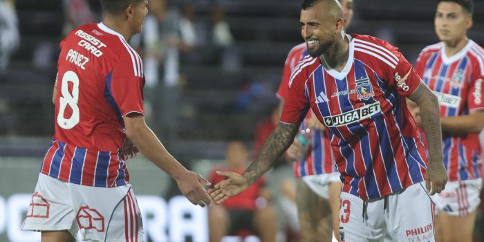 Arturo Vidal y Esteban Pavez celebran la victoria de Colo Colo sobre Olimpia este jueves en un partido amistoso de pretemporada jugado en el Estadio Luis Franzini, de Montevideo. EFE/ Gastón Britos